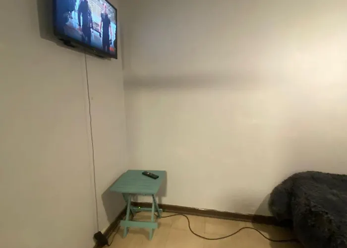 Lindo Dormitorio En Depto Las Condes / Estacionamiento
